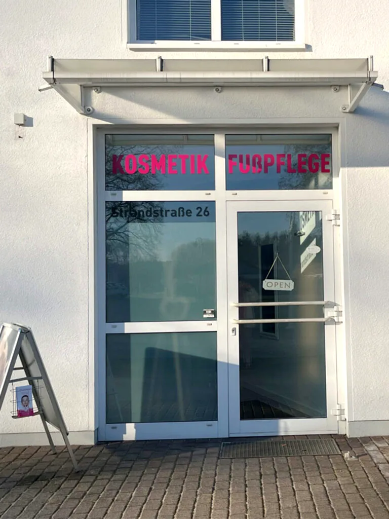 Eingang des Kosmetikstudios Karlshagen in der Strandstraße 26